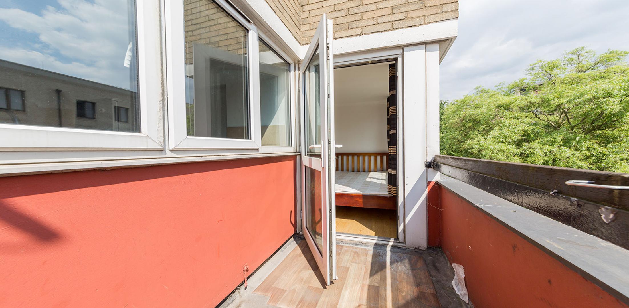 			PRIVATE ROOF TERRACE, 4 Bedroom, 1 bath, 1 reception Flat			 Shalfleet Drive, LADBROKE GROVE